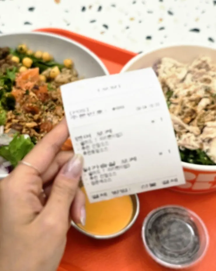 Customizing the salad-to-brown-rice ratio