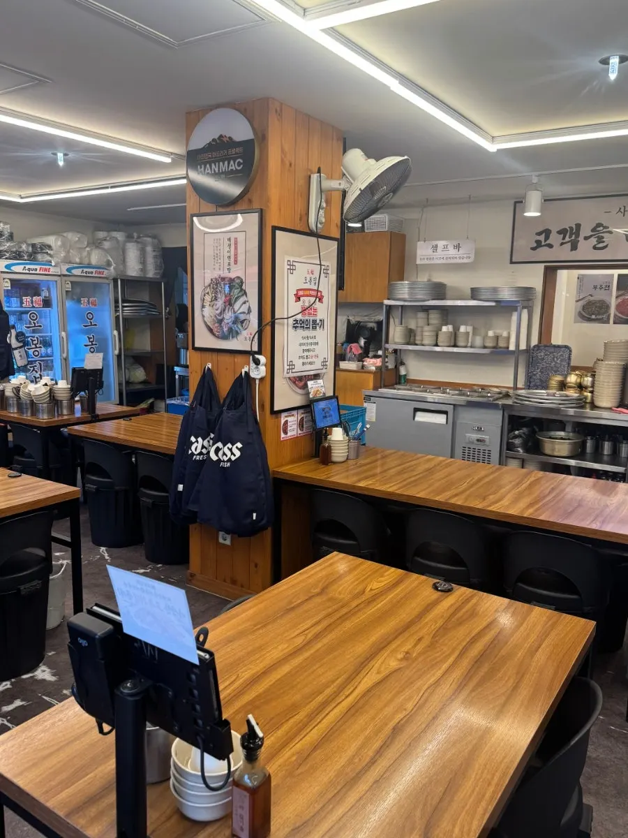깔끔하게 정리된 오봉집 삼성점 홀 좌석