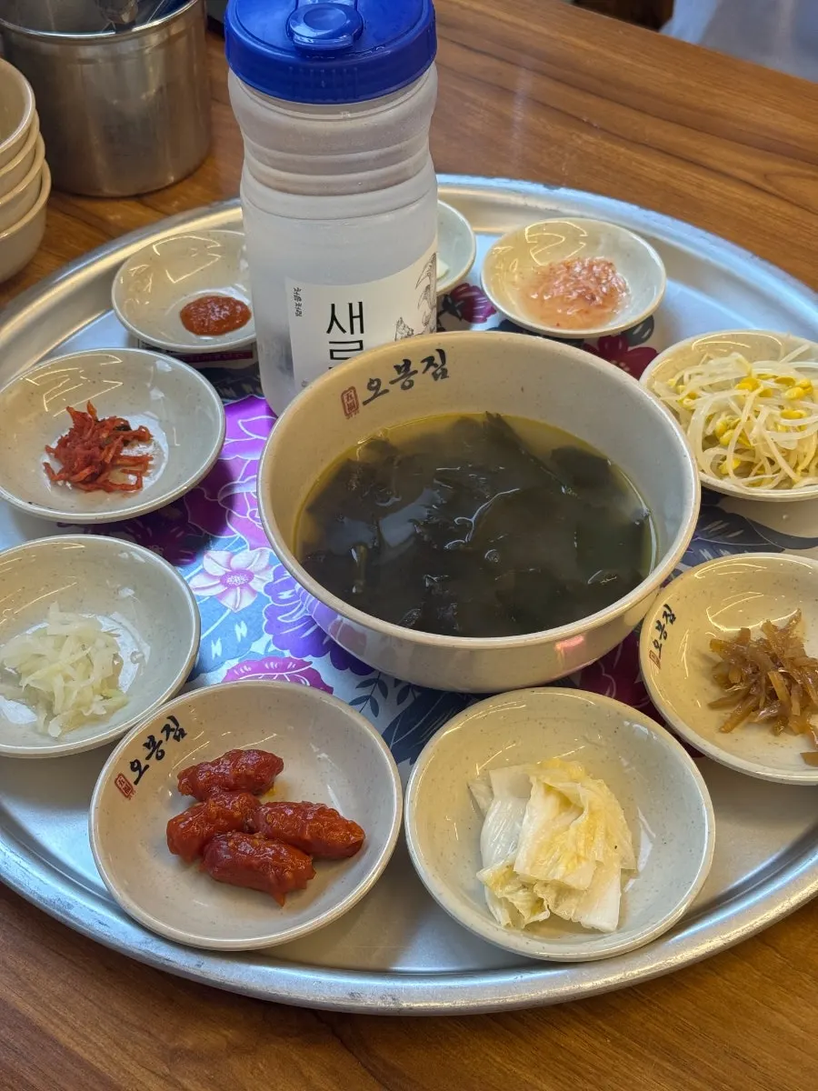 낙지볶음과 함께 차려진 기본 찬 한 상
