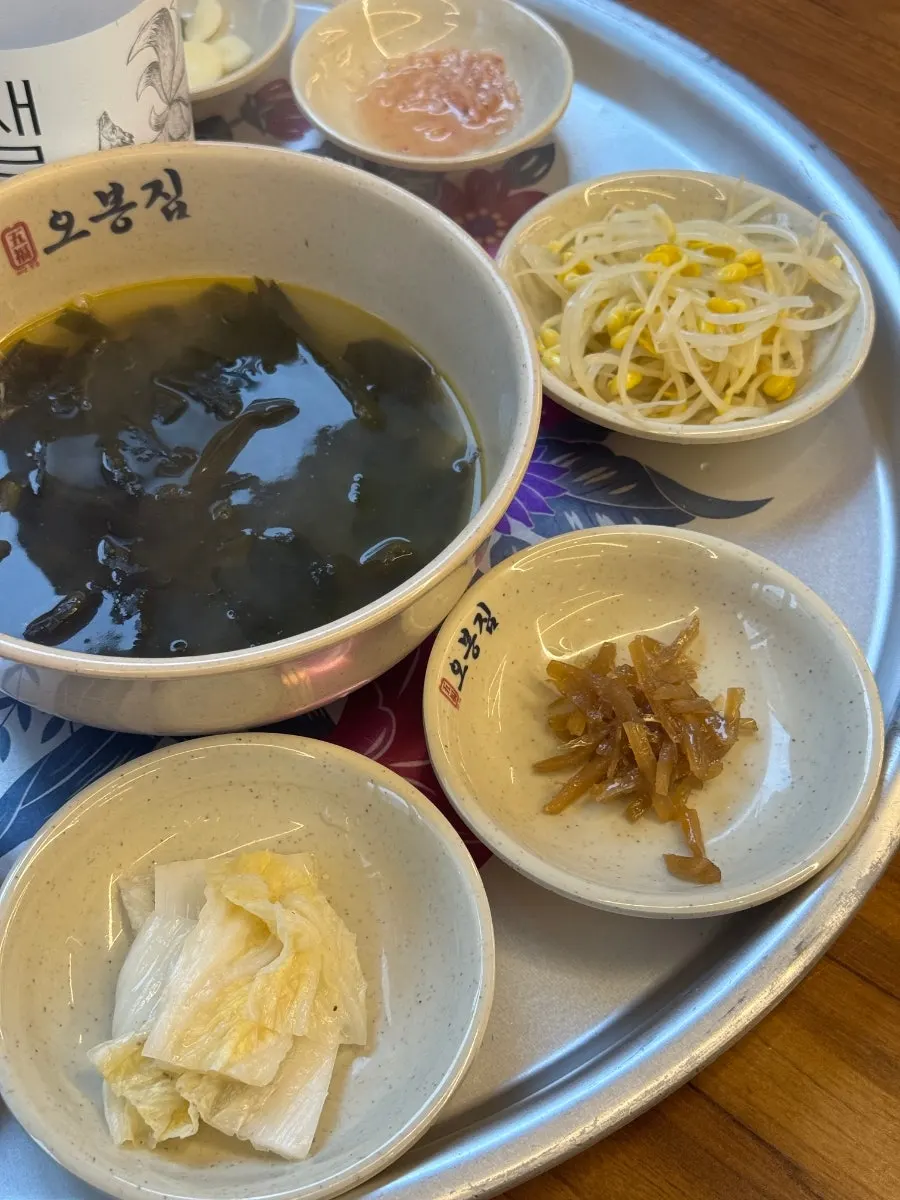 소세지 볶음 등 기본 반찬 접시