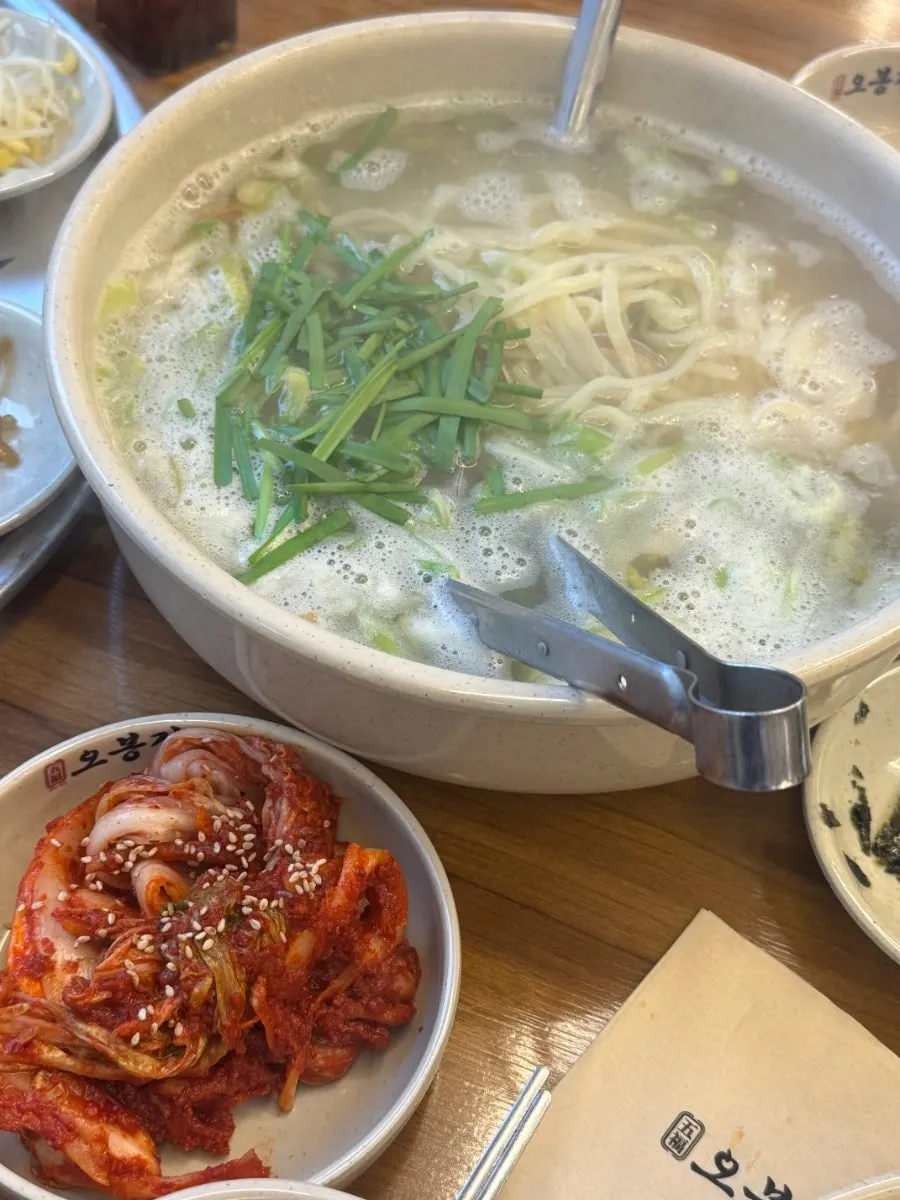 김치와 함께 나온 해물 칼국수