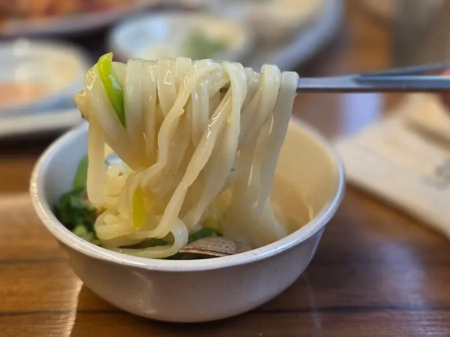 탱글한 면발의 해물 칼국수와 겉절이