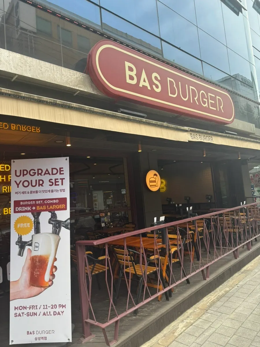 Outdoor terrace seating at Bas Burger Samseong Station Branch