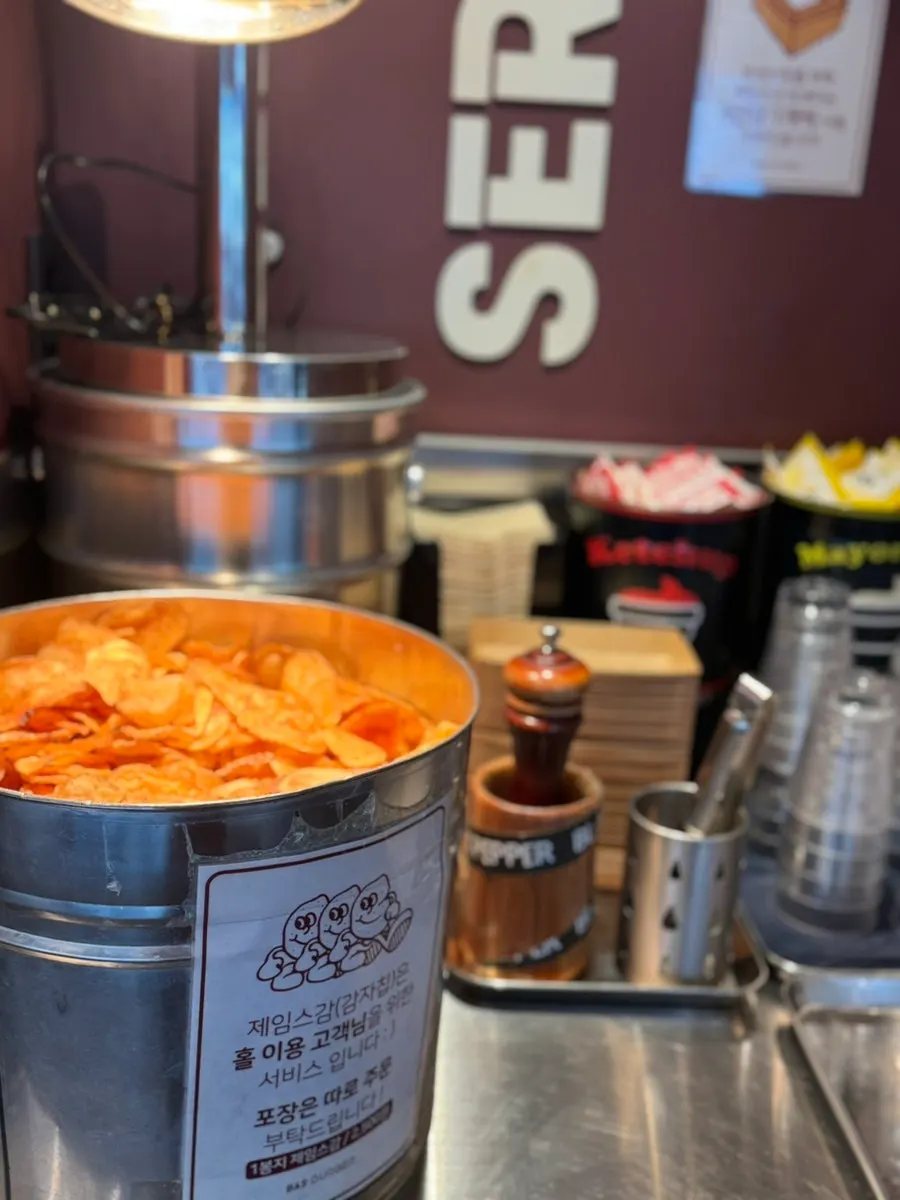 Unlimited-refill self-service bar at Bas Burger