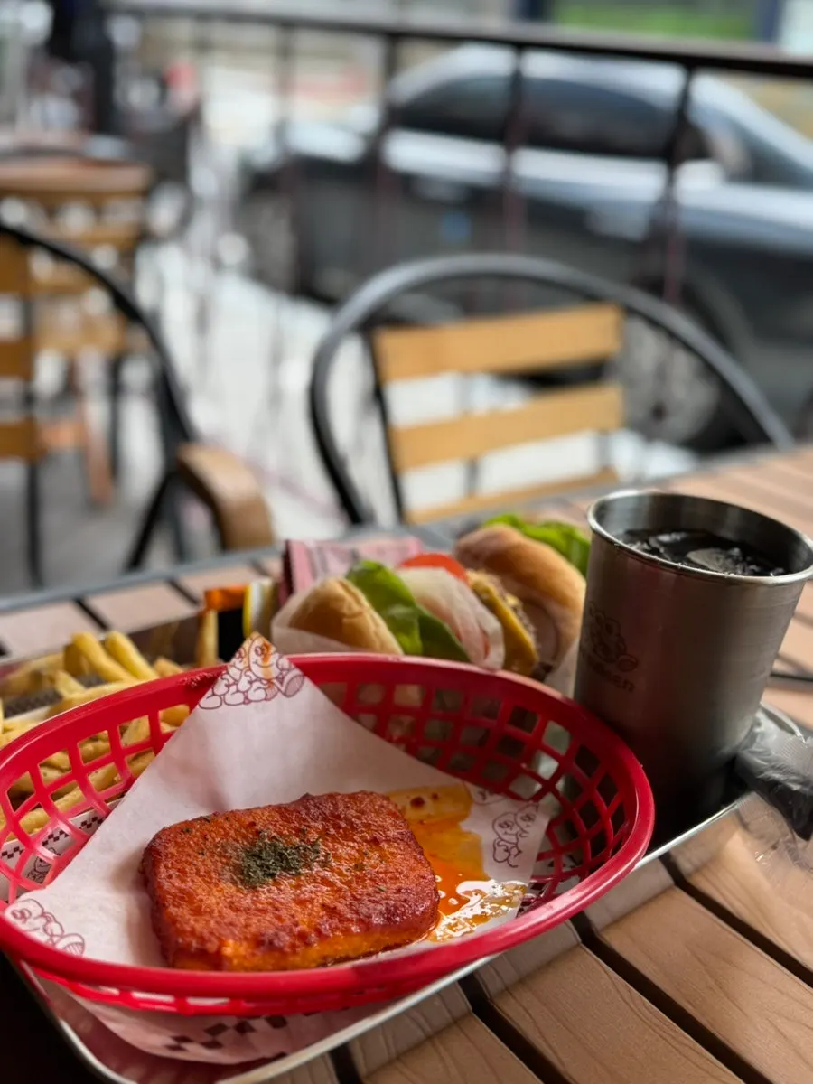 Double Bas Burger with side dishes