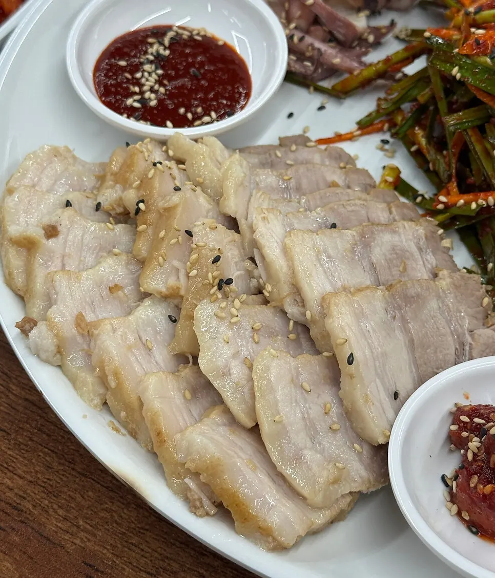 오징어보쌈과 돌돌말이김치 한 접시