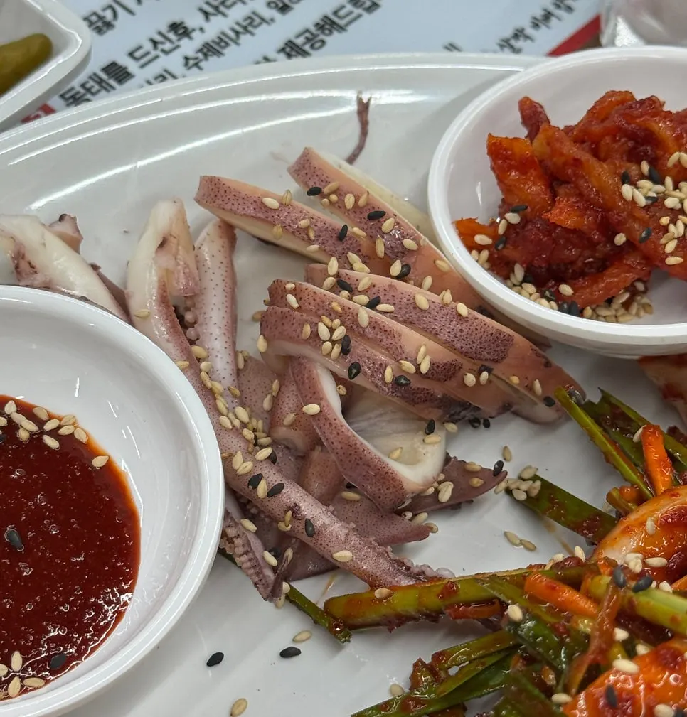 보쌈과 오징어가 담긴 세트 구성