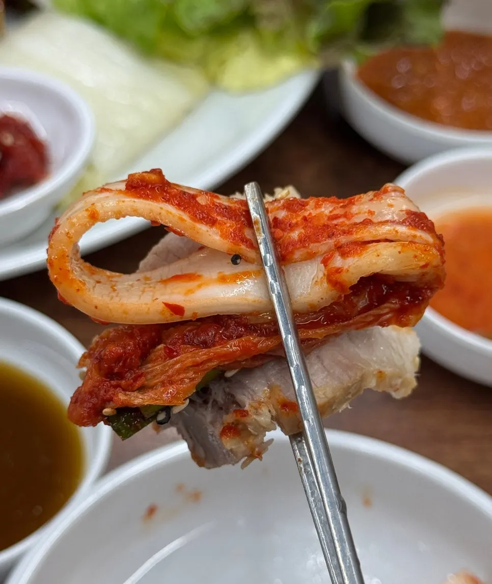 돌돌말이김치가 담긴 접시