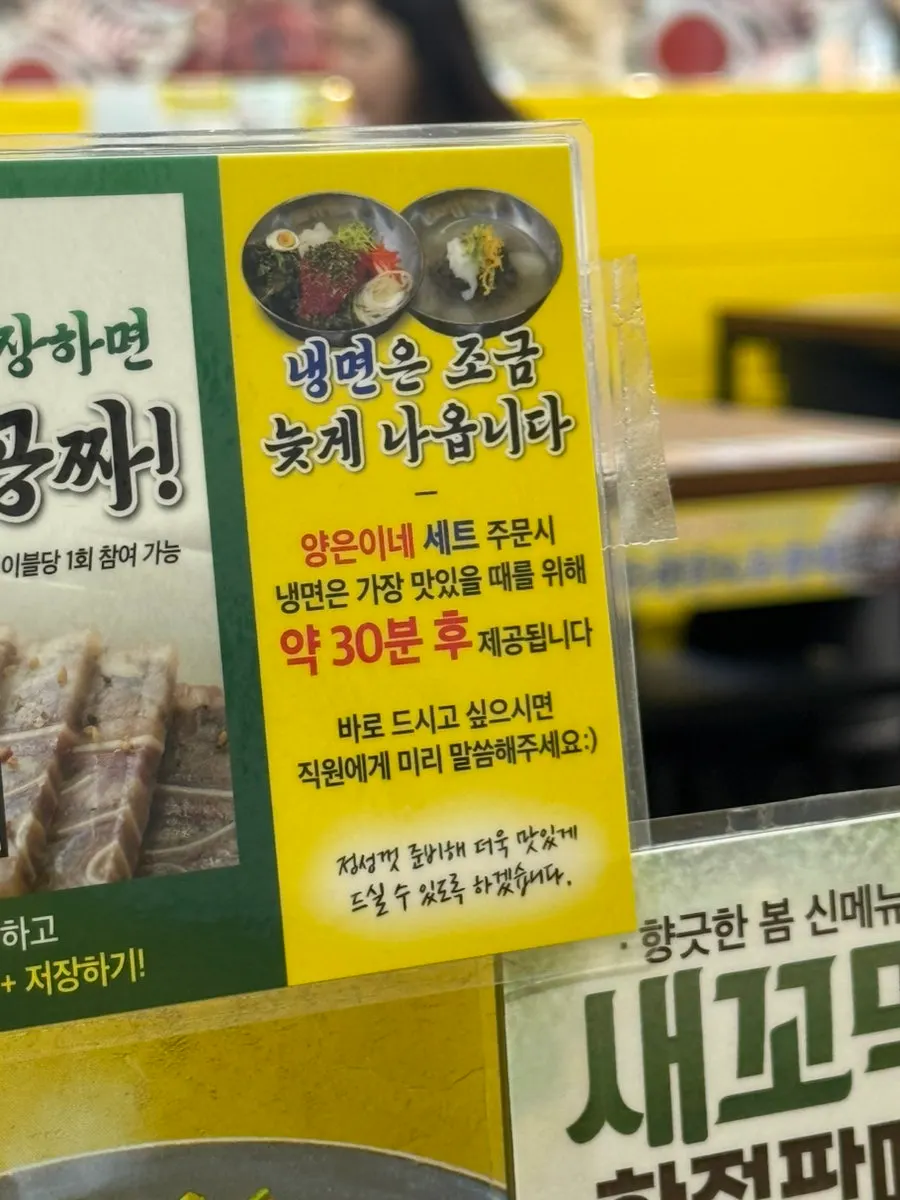 프라이빗 룸 좌석이 있는 매장 내부