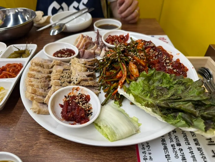 동태탕과 오징어보쌈이 함께 깔린 세트 상차림