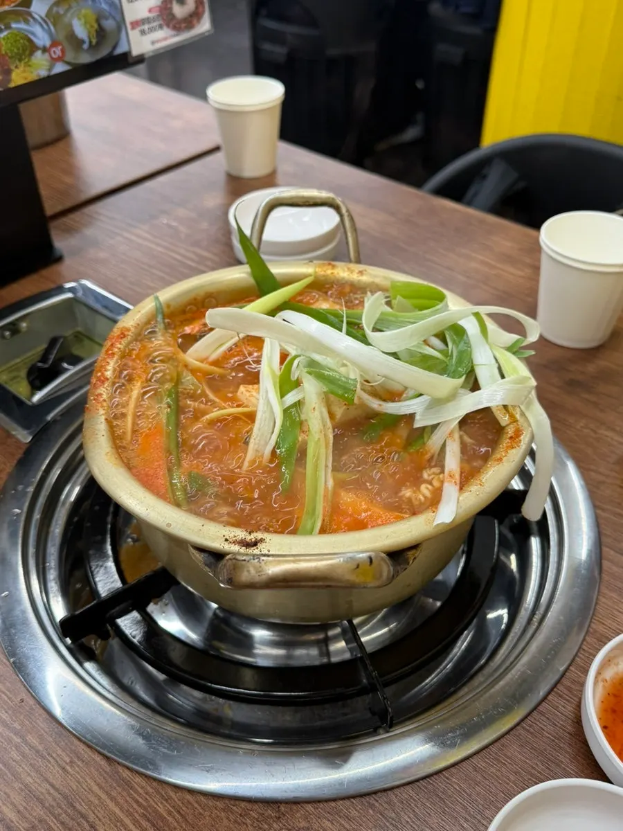 버너 위에서 끓고 있는 얼큰동태탕