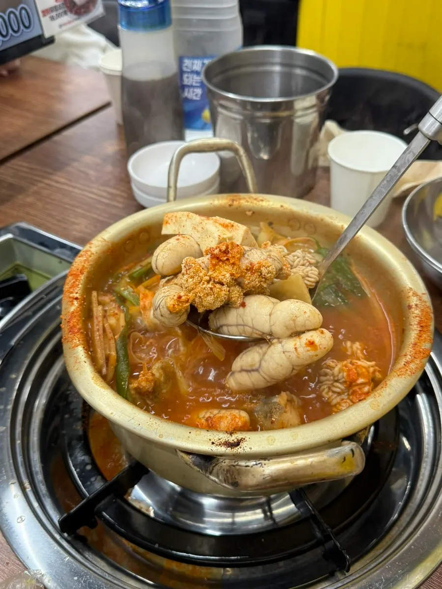 국자로 건져 올린 동태 알과 곤이