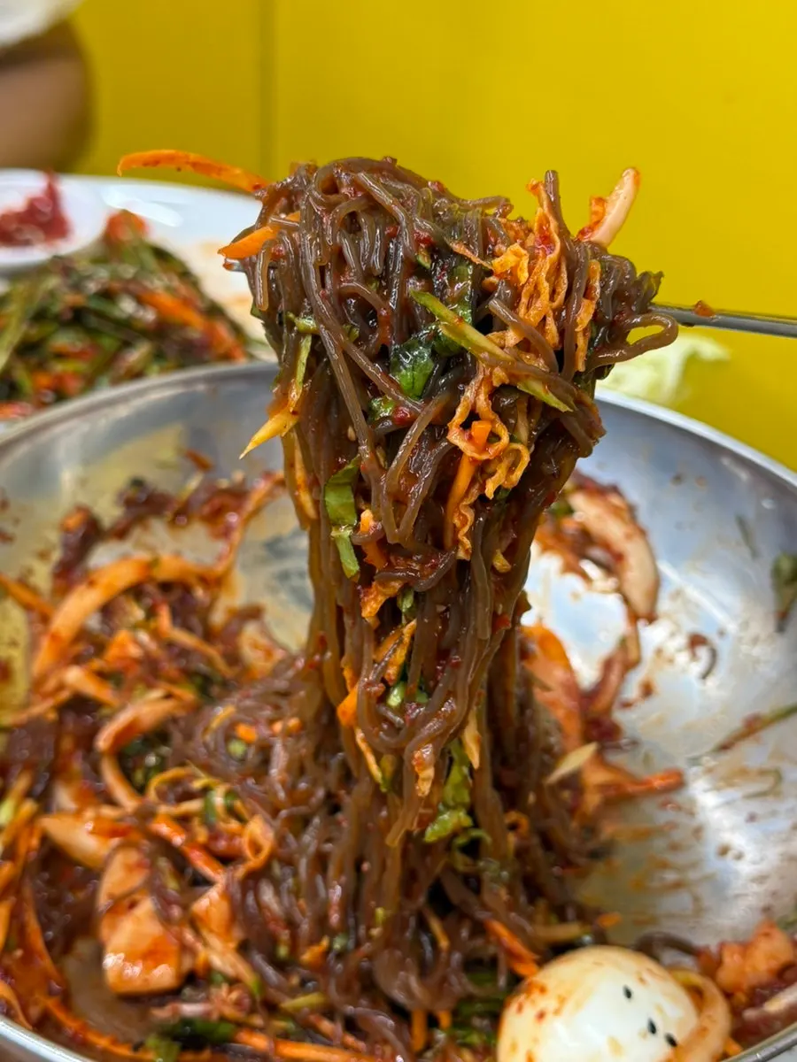 양념이 비벼진 냉면 한 그릇