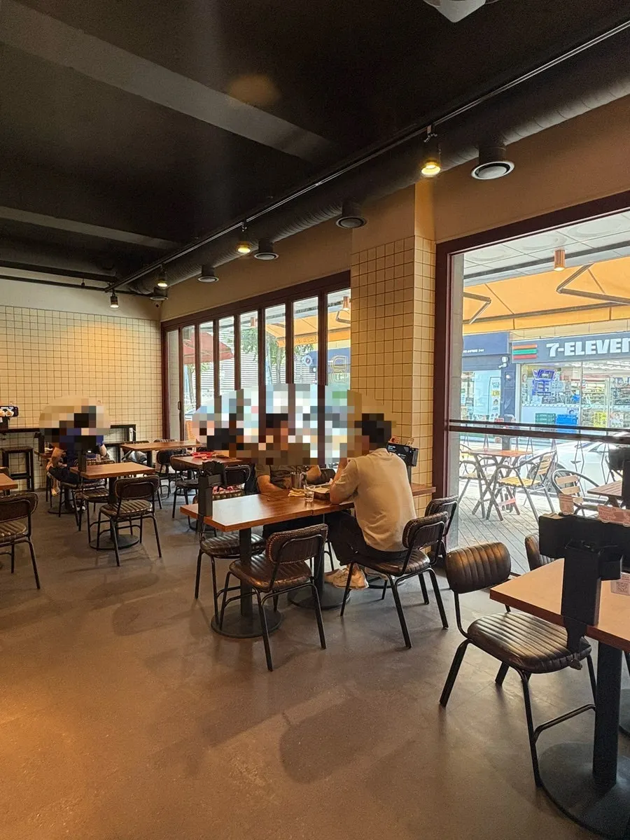 바스버거 삼성역점 실내 좌석 전경