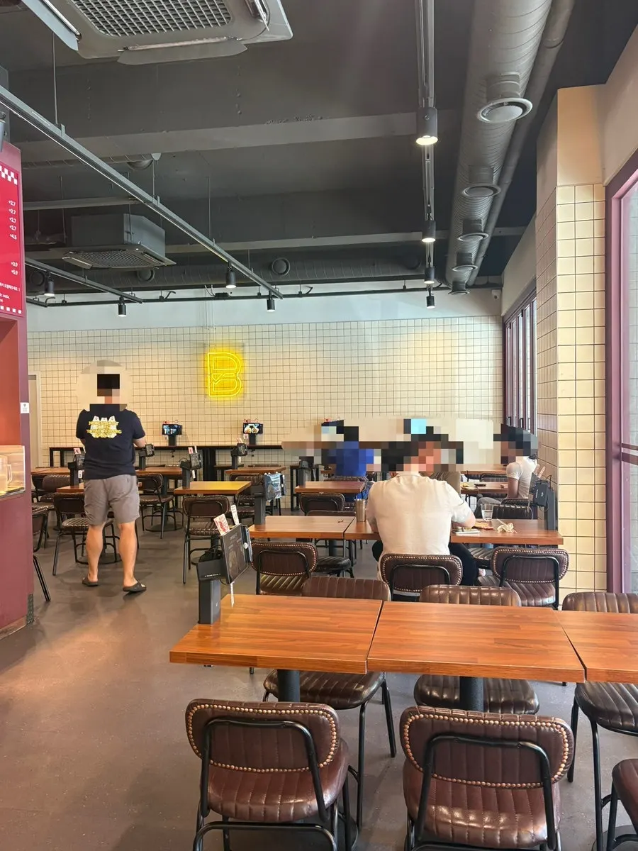창가 쪽 테이블이 놓인 매장 안쪽