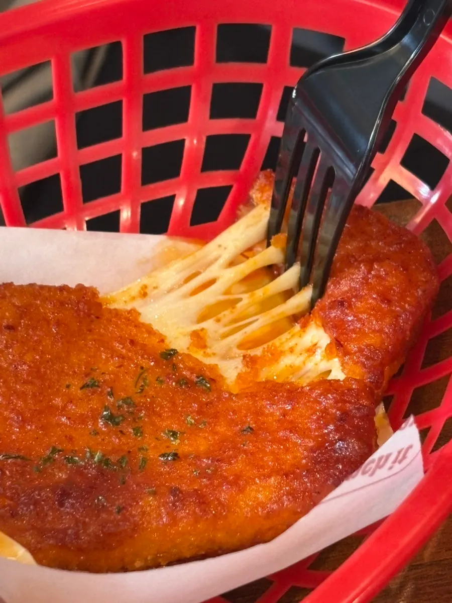 매콤한 칠리 모짜 치즈바