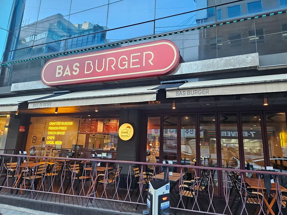 Street from Samseong Station Exit 1 heading toward Bas Burger