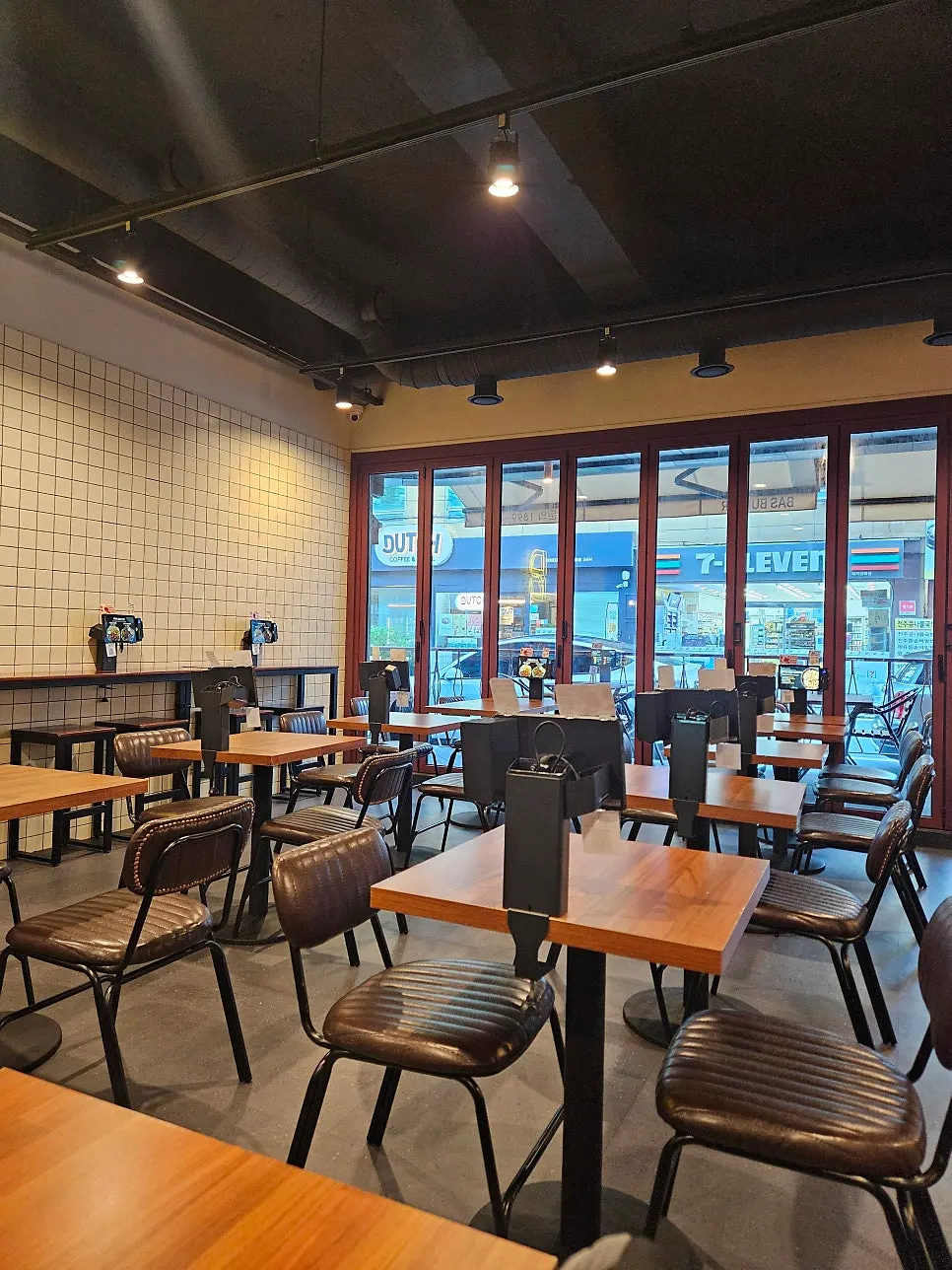 Entrance of Bas Burger Samseong Station Branch
