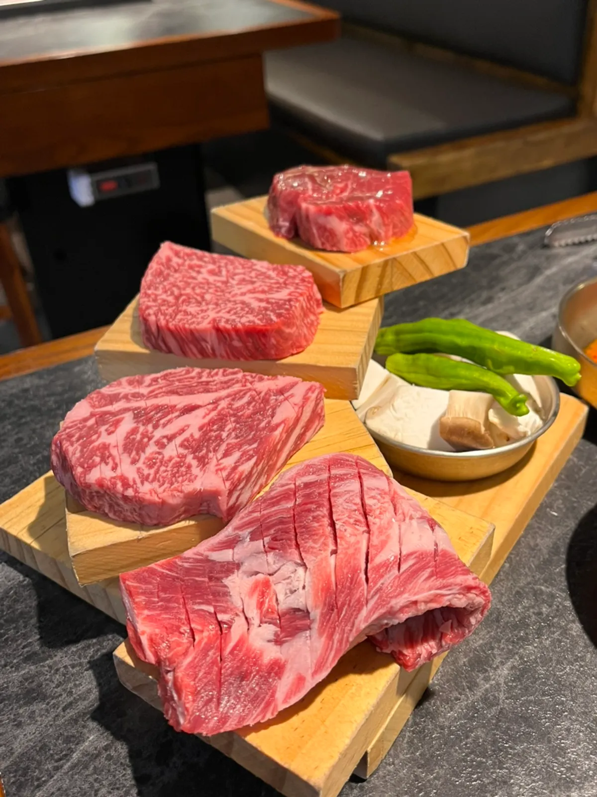 Plate of raw Premium Assorted hanwoo 400g