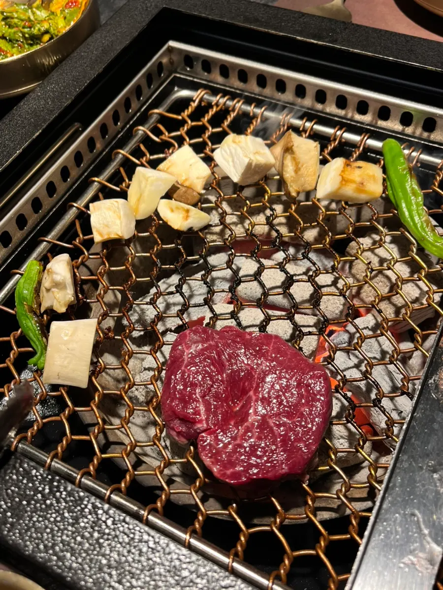 Hanwoo tenderloin grilling on the plate