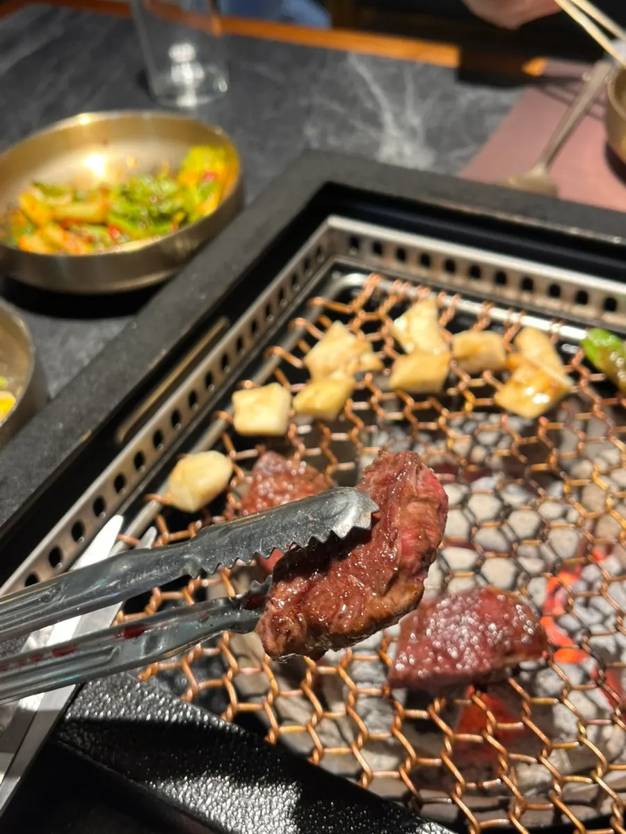 Hanwoo dipped in salt and accompaniments