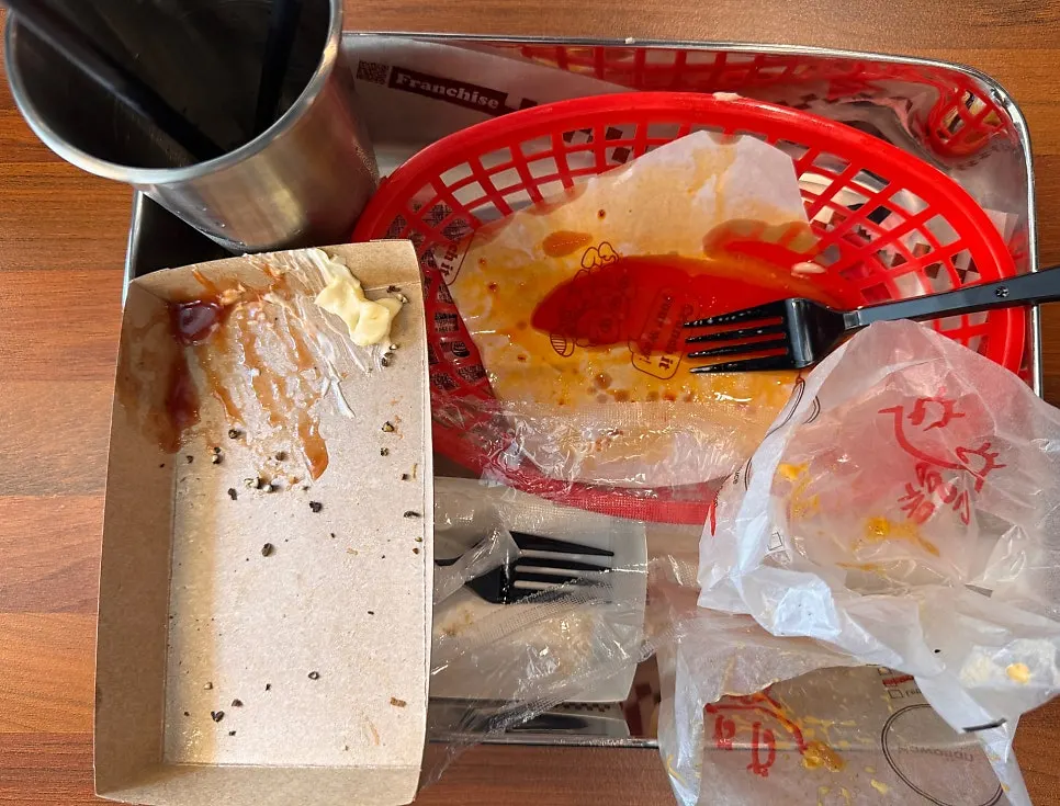식사를 마친 뒤 비워낸 버거와 사이드 접시