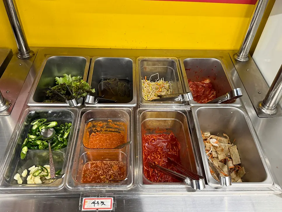 Self-serve bar where you can grab extra side dishes