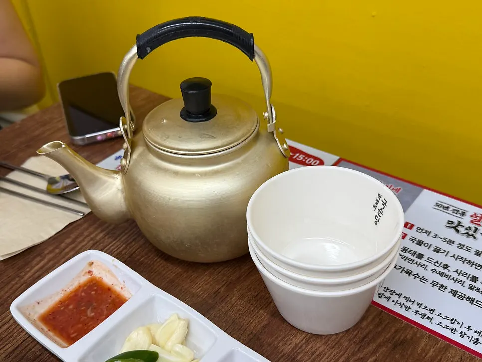Kooksoondang makgeolli served in a kettle