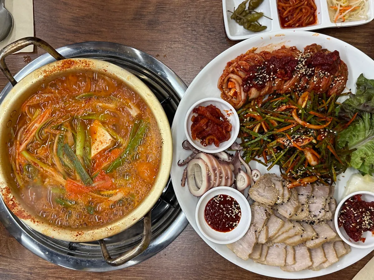 A full spread of bossam and pollack soup at Yangeunine Samseong Station Branch