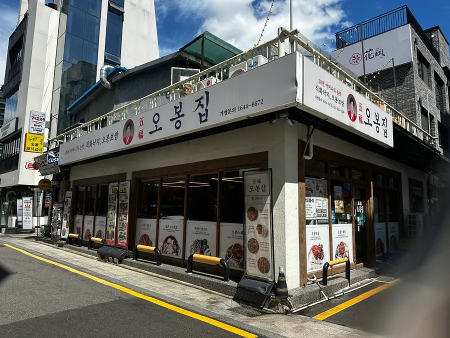 Area around the 1st-floor entrance of the Obongjip Samseong Branch building