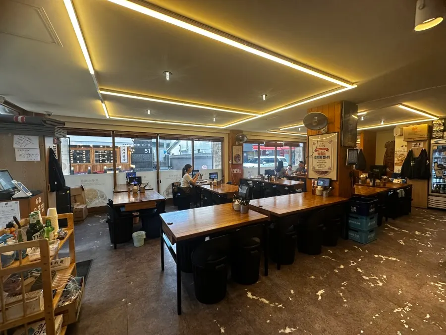 Dining hall interior of Obongjip Samseong Branch with many tables