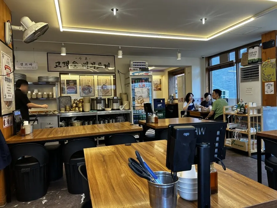 Interior of Obongjip Samseong Branch showing spacious seating