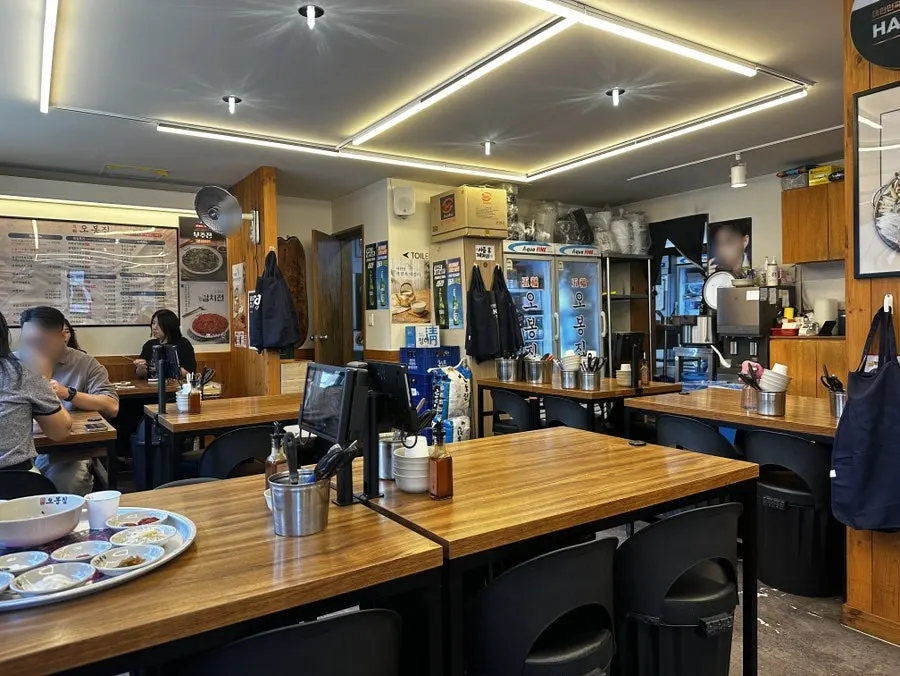 Full view of the dining area at Obongjip Samseong Branch