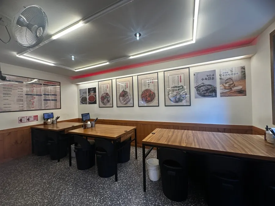 Separate doorless area inside Obongjip Samseong Branch, good for groups