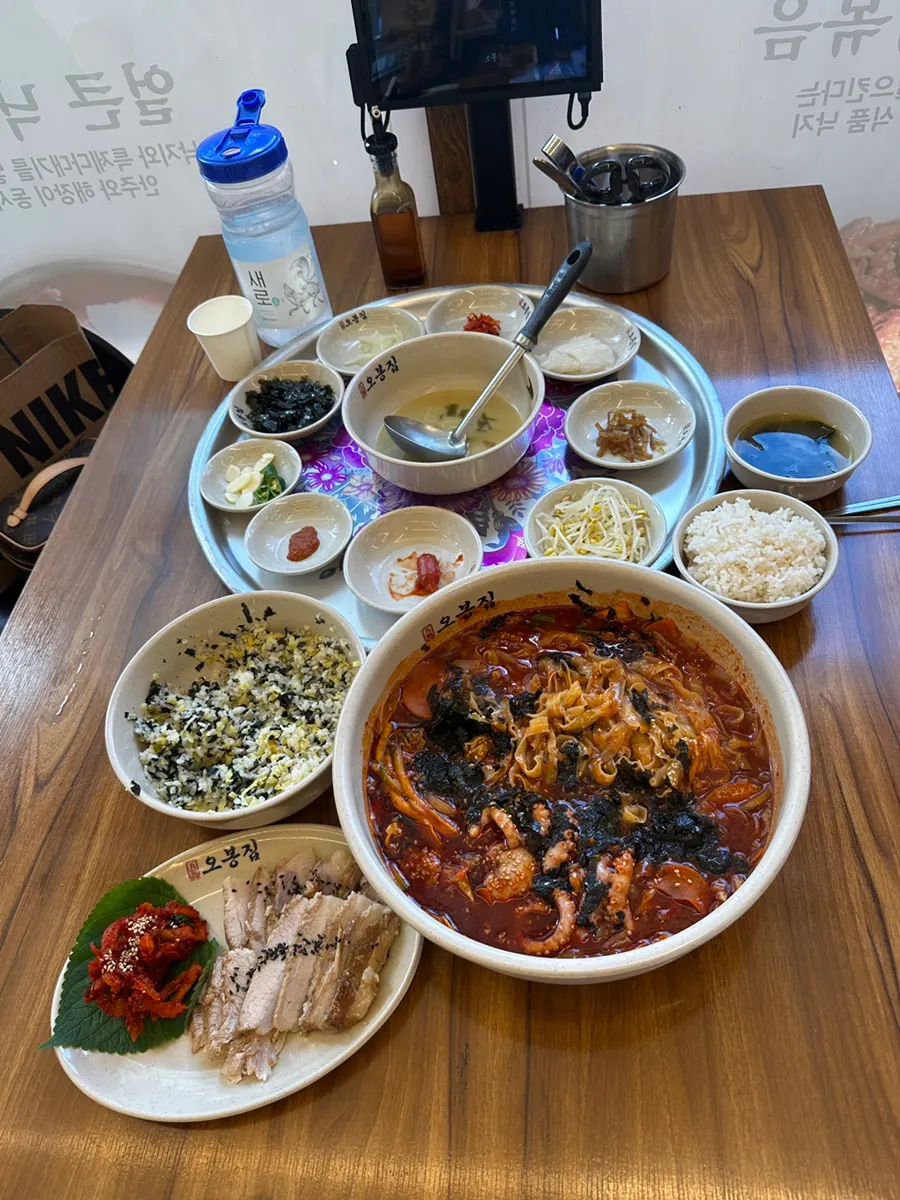 Tray full of side dishes and seaweed soup served at the start of the meal