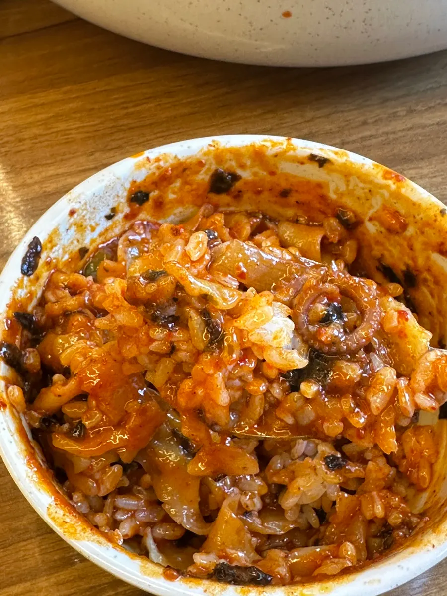 Rice mixed with leftover sauce and topped with seaweed flakes