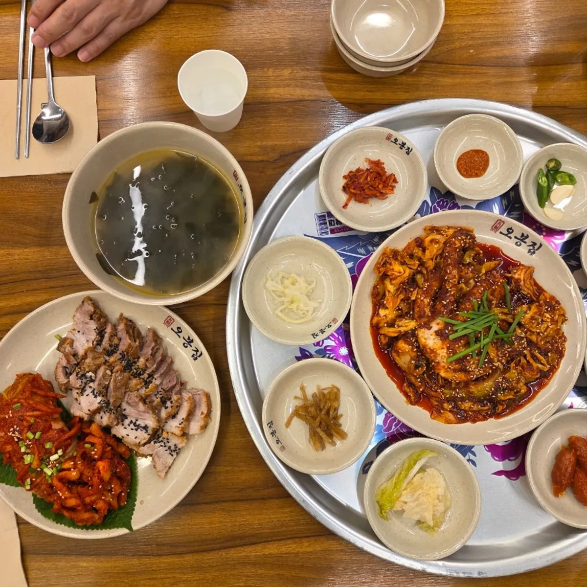 낙지볶음 보쌈 막국수로 구성된 낙지오봉집스페셜 한 상