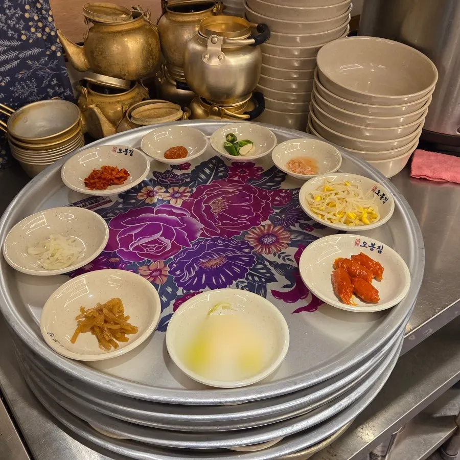 9가지로 차려진 기본 반찬