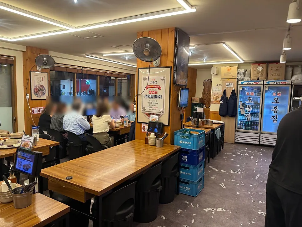 넓고 깔끔한 오봉집 삼성점 내부 홀