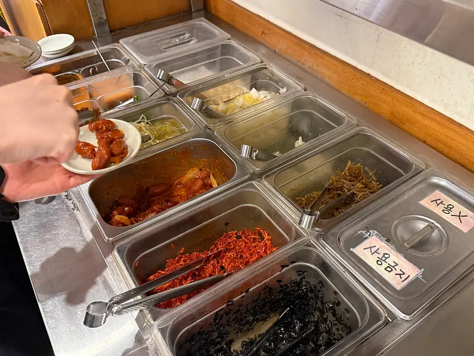 리필해 담아 온 오봉집 기본 반찬