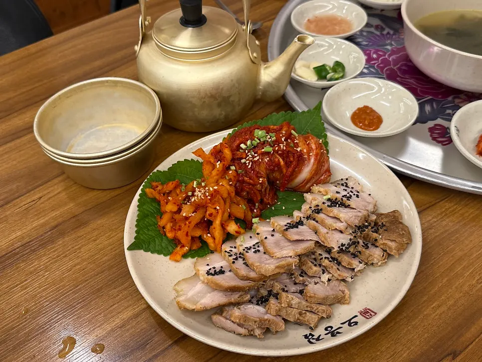 보쌈고기와 보쌈김치 접시