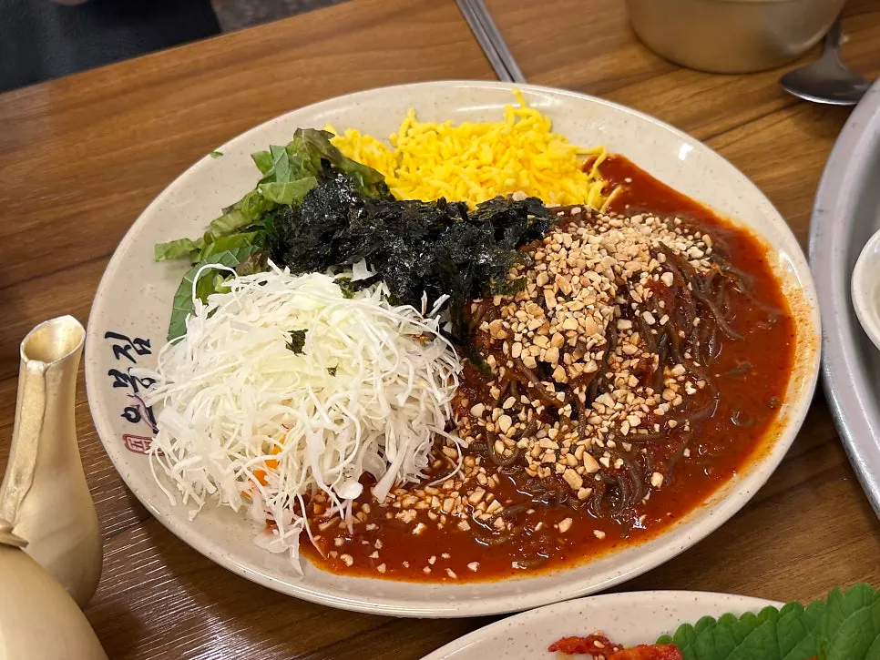 새콤달콤한 양념의 쟁반국수