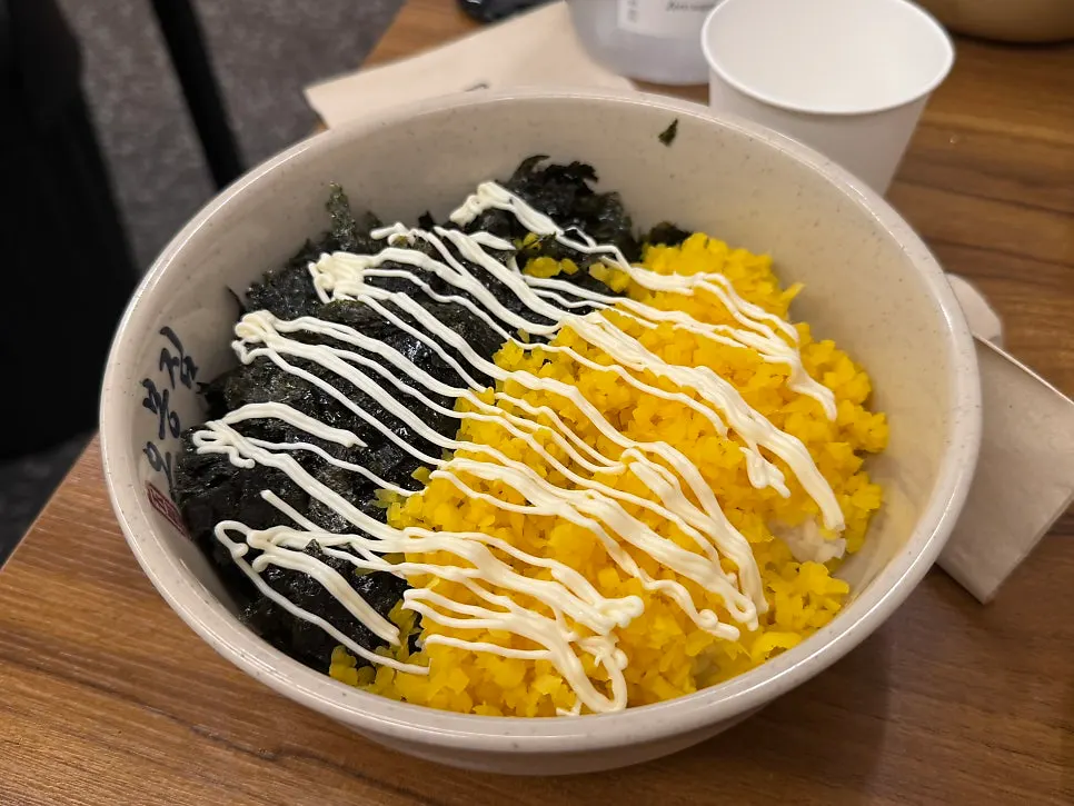 낙지볶음에 곁들인 주먹밥