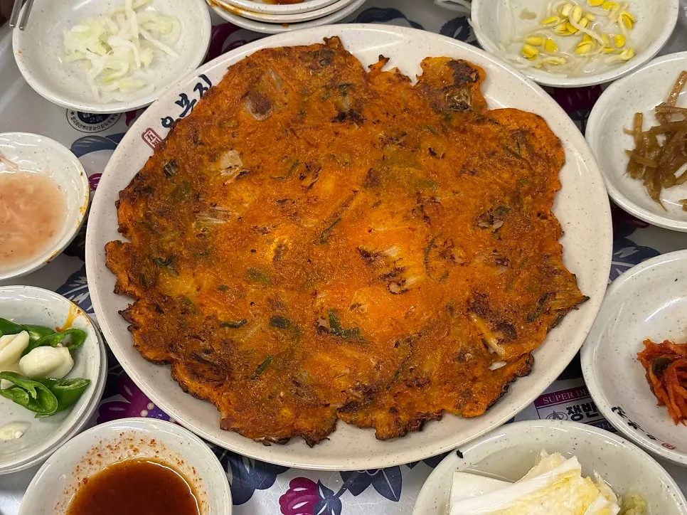 바삭하게 부쳐진 김치전