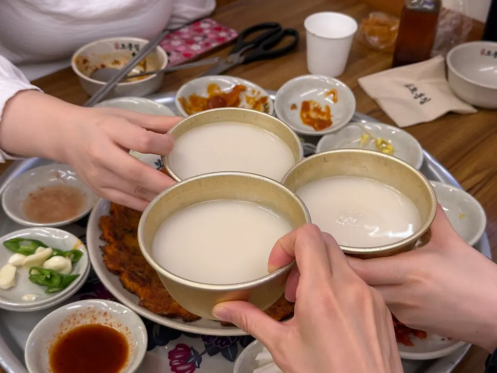 막걸리와 안주가 놓인 테이블