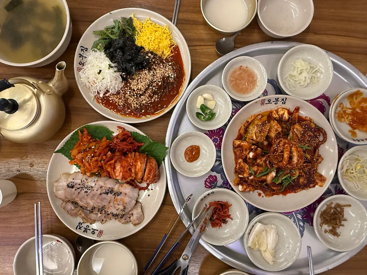 보쌈과 낙지볶음이 함께 놓인 오봉집 스페셜 한 상