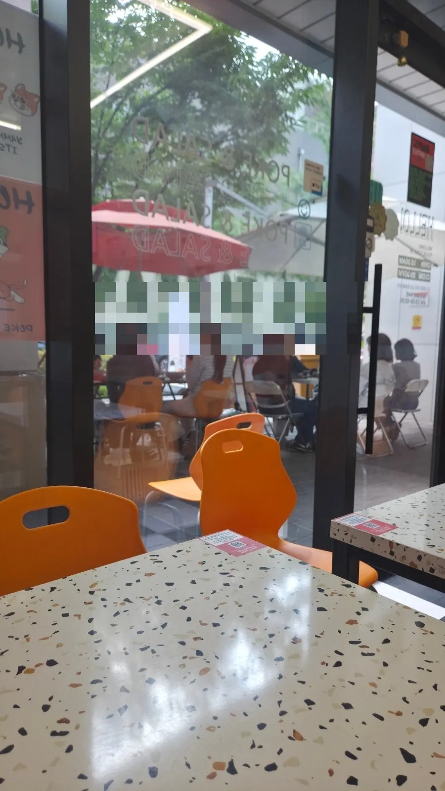 Outdoor seating area at Ola Poke Samseong Branch