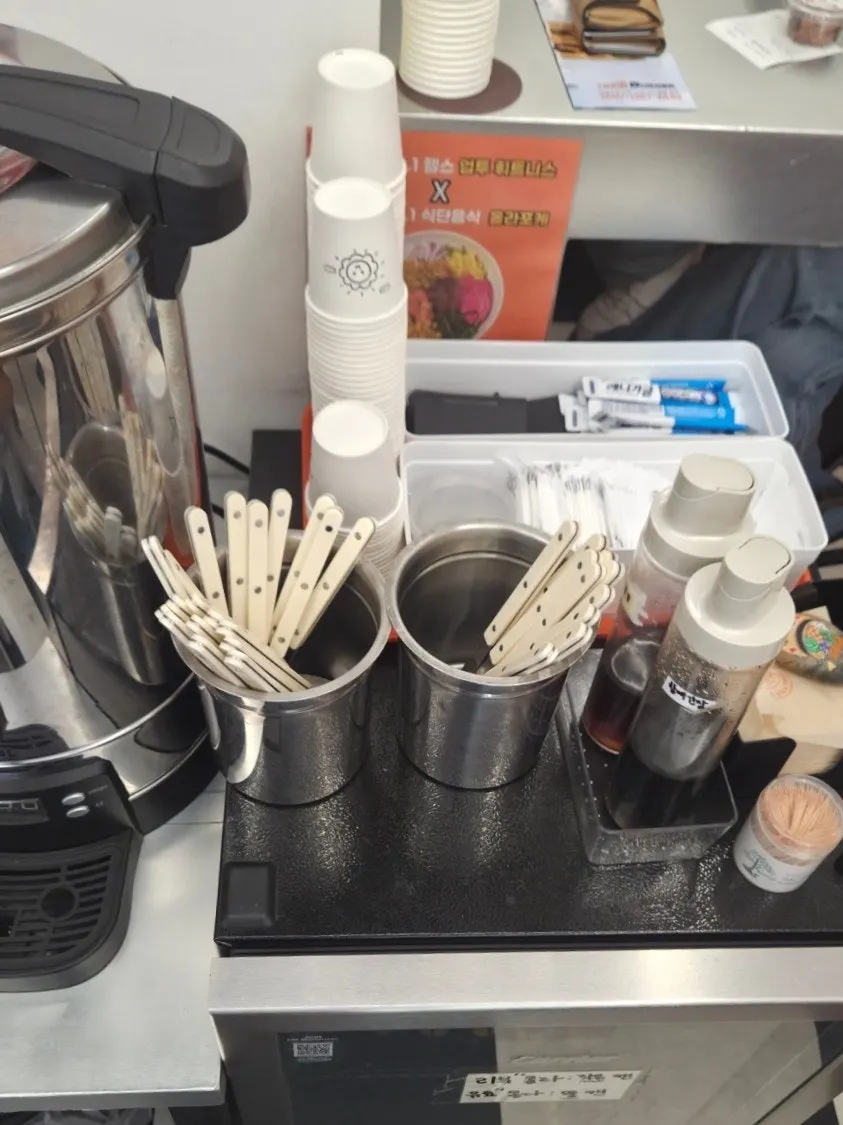 Utensil corner with spoons and forks