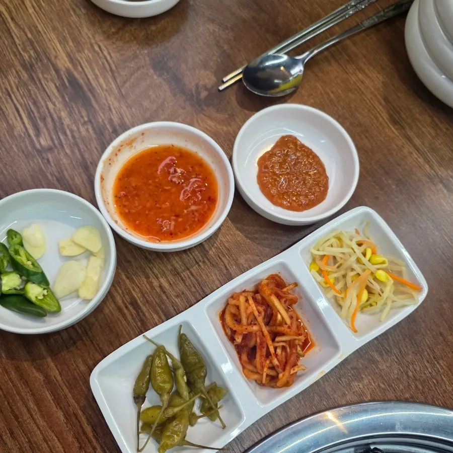 Basic side dishes served with the squid bossam