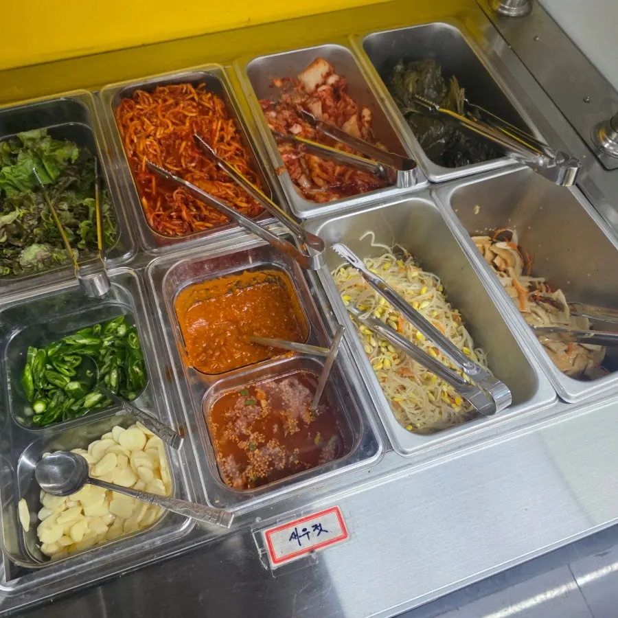 The self-serve side dish corner at Yangeunine Samseong Station Branch